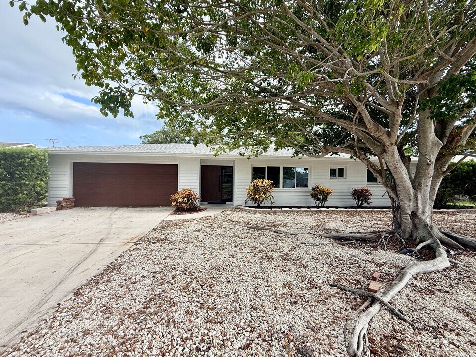 346 Suwanee Ave in Sarasota, FL - Building Photo