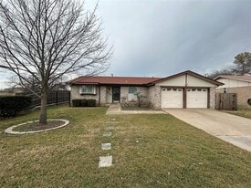 6409 Stardust Dr N in Watauga, TX - Building Photo