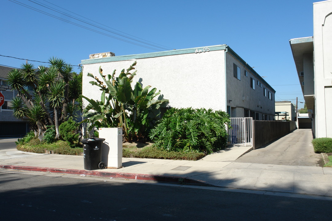 4405 Ventura Canyon Ave in Sherman Oaks, CA - Building Photo