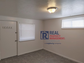 355 S Hayes Ave in Pocatello, ID - Building Photo - Building Photo