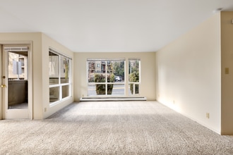 12520 Roosevelt Way NE in Seattle, WA - Foto de edificio - Building Photo