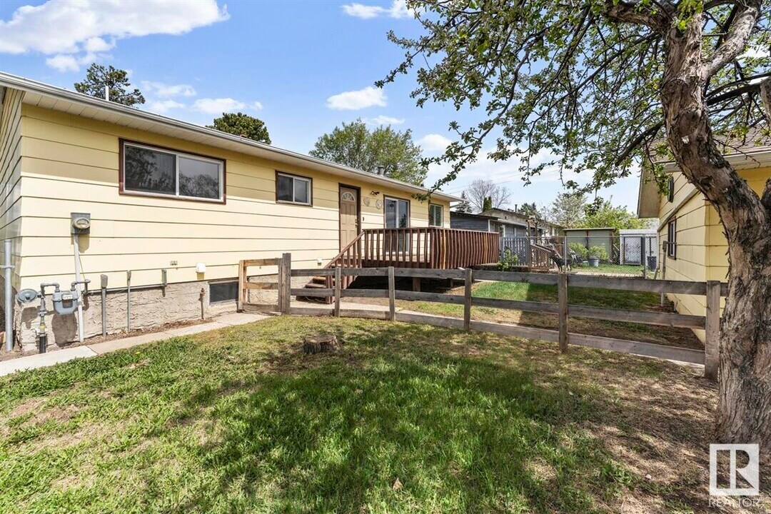 4316-4345 45 Ave in Bonnyville, AB - Building Photo