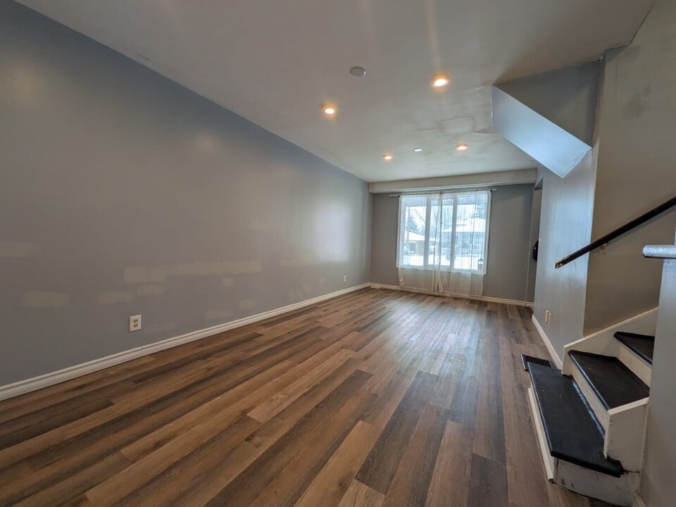 98 Glendale Rd in Belleville, ON - Building Photo