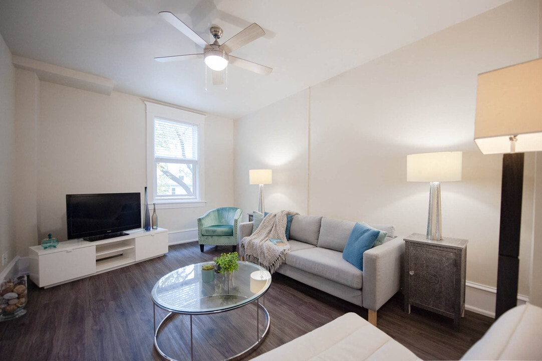 377 Brandon Apartment in Winnipeg, MB - Building Photo