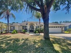 1075 Princeton Dr in Clermont, FL - Building Photo