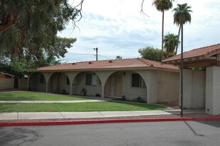 Buenas On Indian School Apartments in Phoenix, AZ - Building Photo