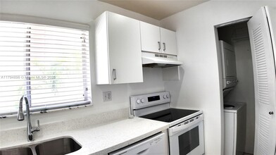 14905 SW 80th St in Miami, FL - Foto de edificio - Building Photo
