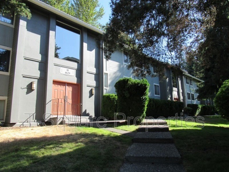 4629 W Lake Sammamish Pkwy SE in Issaquah, WA - Building Photo