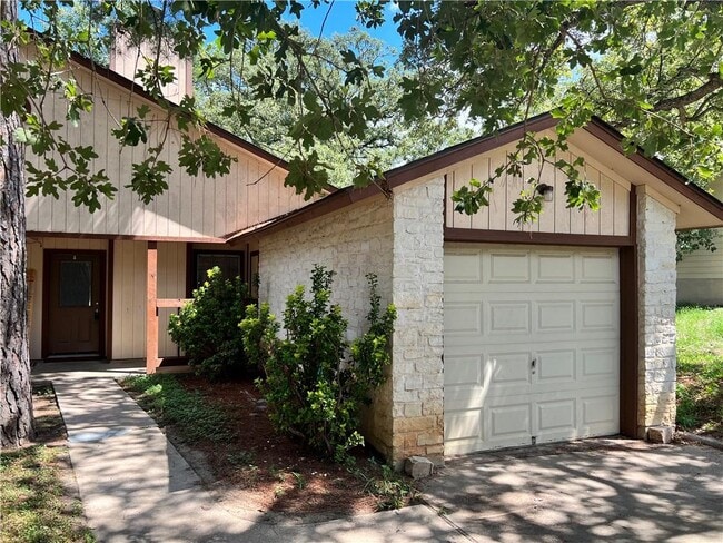 103 S Kaupo Dr in Bastrop, TX - Building Photo - Building Photo