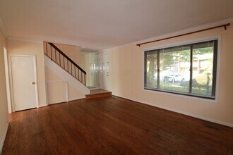 9040 Centerway Rd in Gaithersburg, MD - Foto de edificio - Building Photo