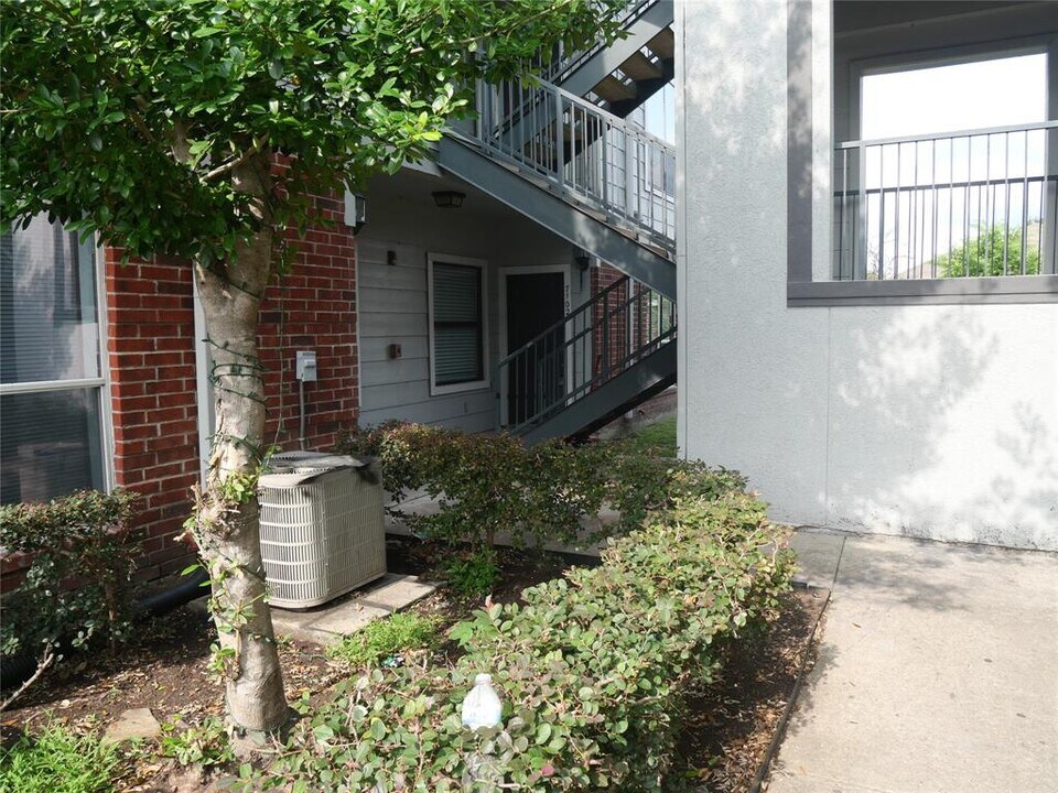 6289 Wilcrest Dr in Houston, TX - Building Photo