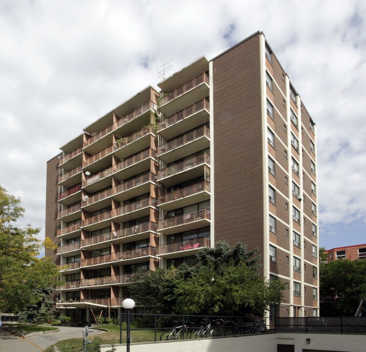 Rialto Apartments in Toronto, ON - Building Photo