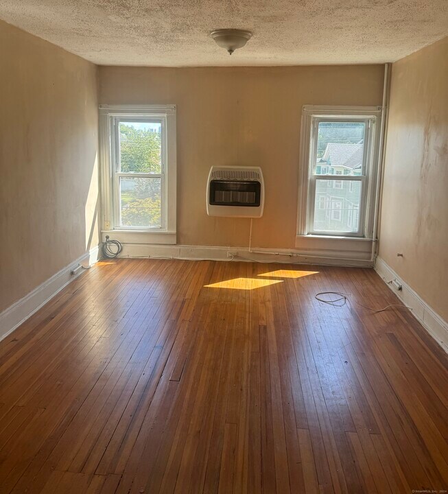 235 Whiting Ln-Unit -B in West Hartford, CT - Building Photo