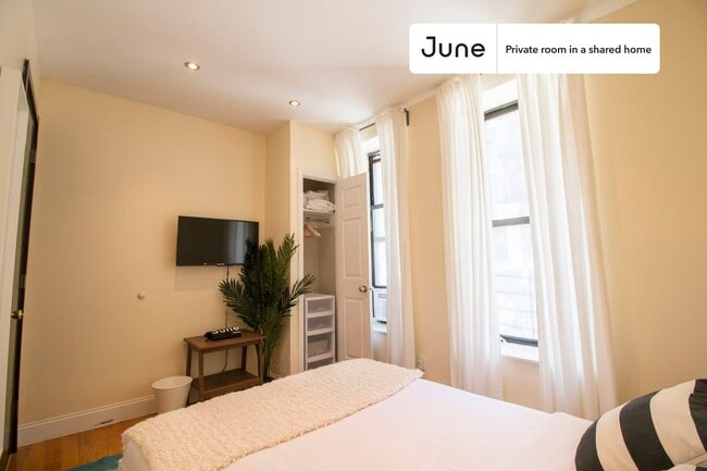 Private bedroom in 5 bed/2 bath Home in New York, NY - Building Photo - Building Photo