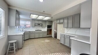 835 Kings Canyon Ct in Tracy, CA - Building Photo
