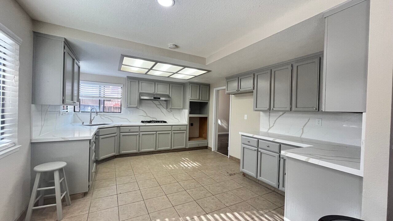 835 Kings Canyon Ct in Tracy, CA - Foto de edificio