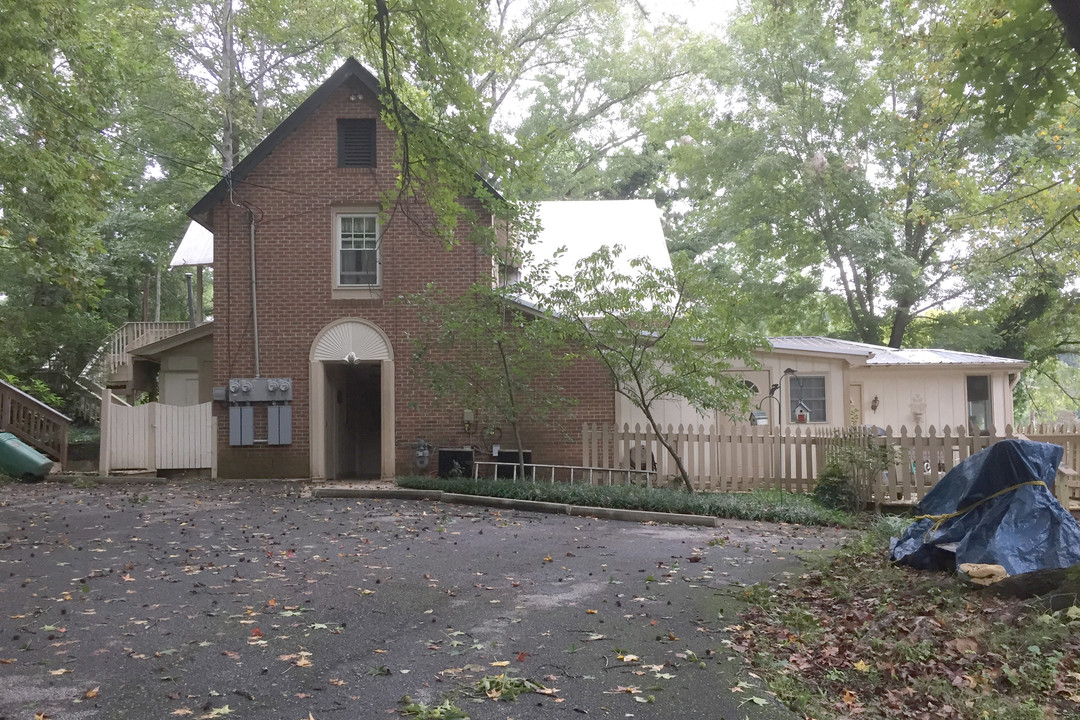 2470 Lynn Rd in Tryon, NC - Foto de edificio