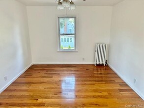 4 Lawrence Ave in Lynbrook, NY - Building Photo - Building Photo