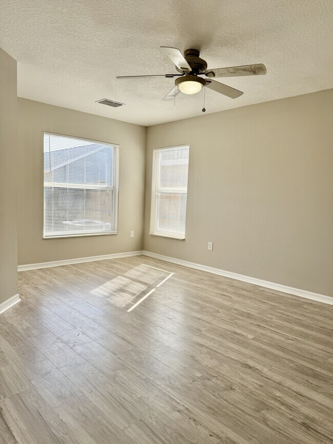 6104 White Sails Dr in Wesley Chapel, FL - Foto de edificio - Building Photo