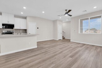 855 Angwin Ln in Henderson, NV - Building Photo - Building Photo