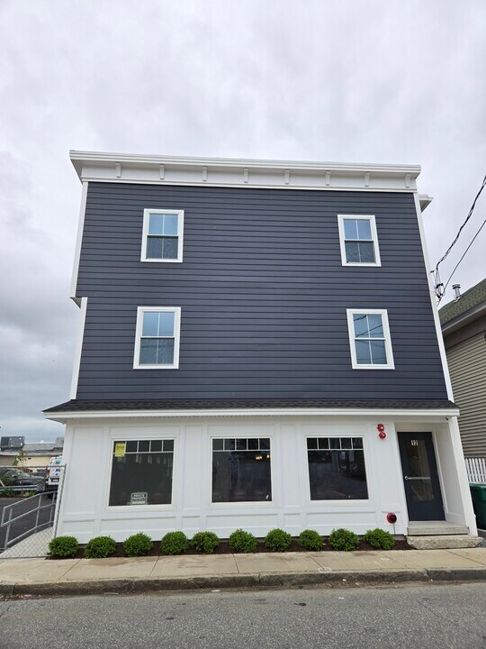 12 W 5th St, Unit 1 in Lowell, MA - Building Photo