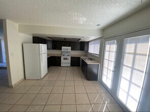 5613 Deal Dr in Las Vegas, NV - Foto de edificio - Building Photo