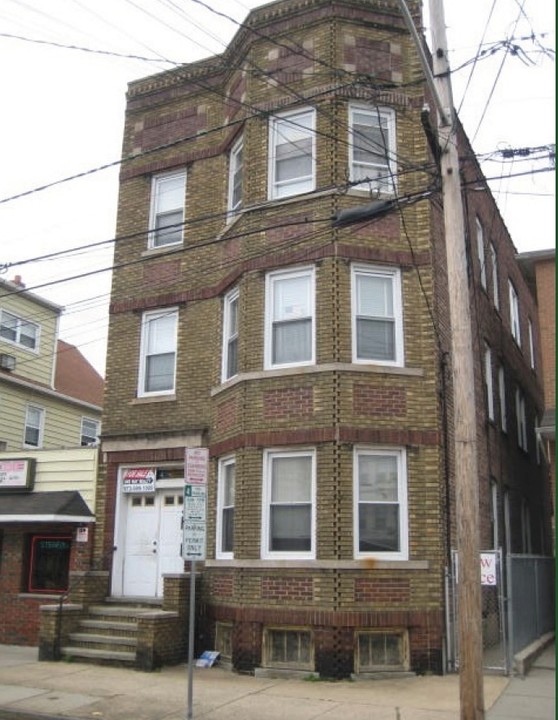 44 Warwick St in Newark, NJ - Building Photo