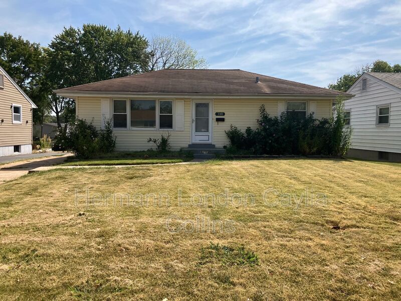 100 Florisota Dr in Florissant, MO - Building Photo