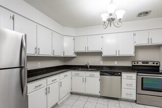 25 Stanley St in West Hartford, CT - Foto de edificio - Interior Photo