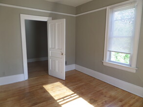 919 E Clarke St, Unit 4 in Milwaukee, WI - Building Photo - Building Photo