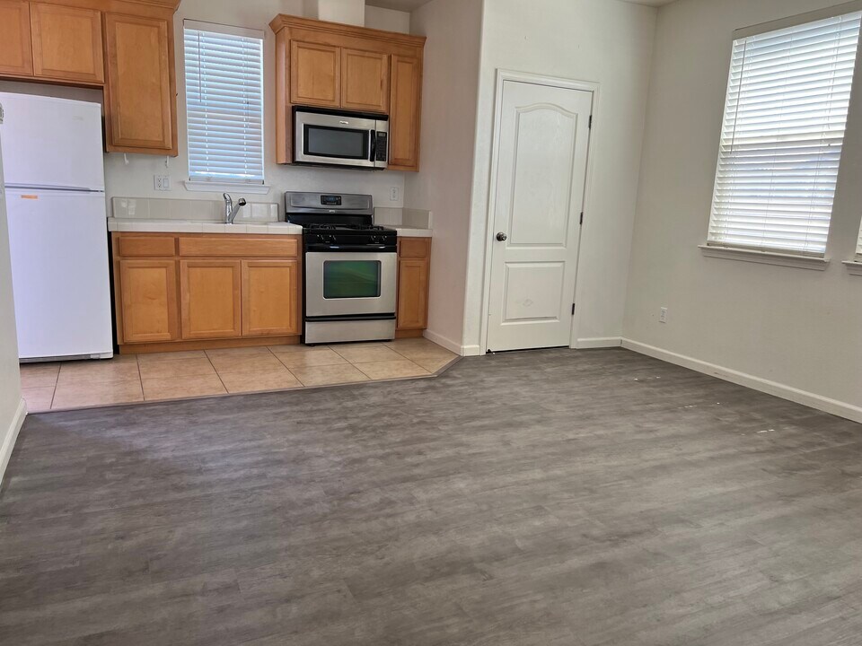376 W Moraga St in Tracy, CA - Building Photo