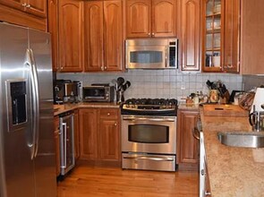 95 W 7th St, Unit 3 in Boston, MA - Foto de edificio - Building Photo