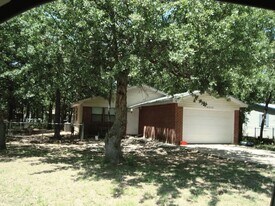 4938 Blue Water Cir in Granbury, TX - Building Photo