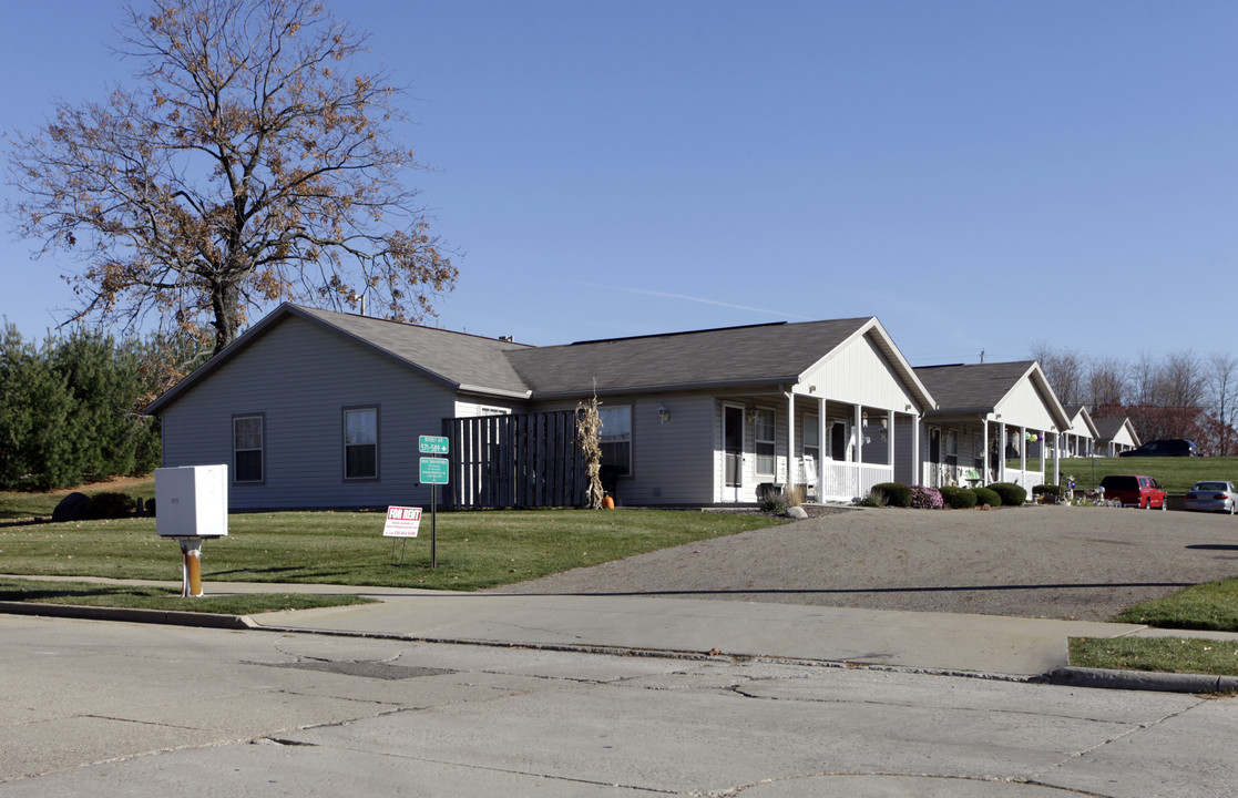 571-609 Beverly Ave in Canal Fulton, OH - Building Photo