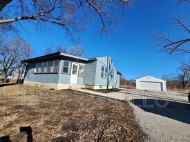 4915 Weiden Rd in Waterloo, IA - Building Photo