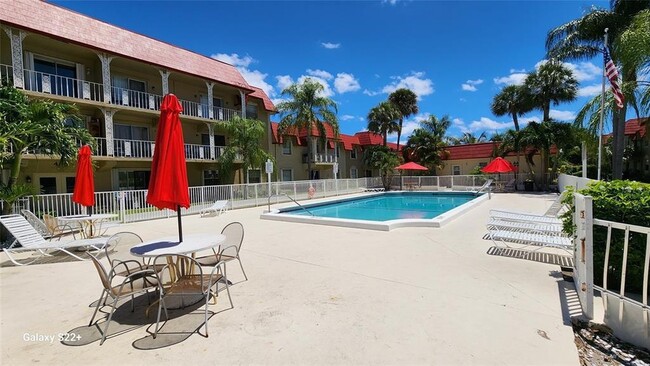 555 SE 8th St, Unit 151 in Deerfield Beach, FL - Foto de edificio - Building Photo