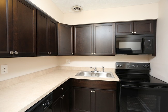 Chateau Royale Apartments in Louisville, KY - Building Photo - Interior Photo