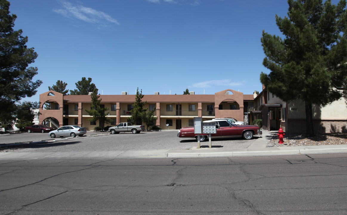 2801-2803 E Idaho Ave in Las Cruces, NM - Foto de edificio