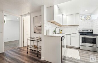 7420 S 240 E in Midvale, UT - Foto de edificio - Building Photo