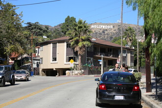 2649 N Beachwood Dr in Los Angeles, CA - Building Photo - Building Photo