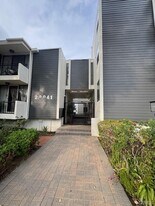 22041 Costanso St, Unit 103 in Woodland Hills, CA - Building Photo