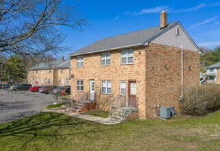 500 Adams Ln in North Brunswick, NJ - Foto de edificio - Building Photo