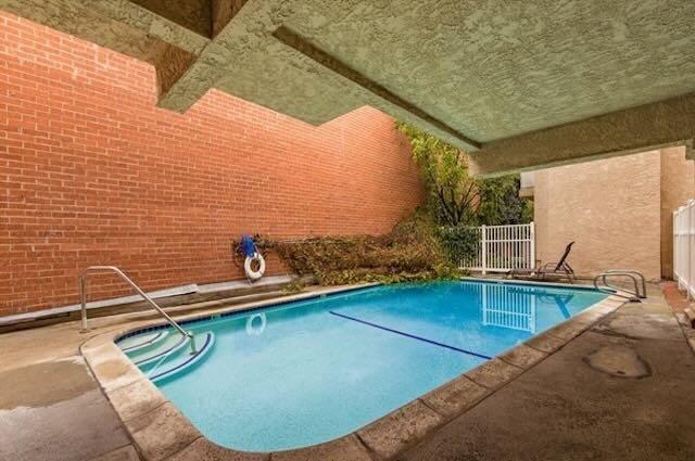 property at 5135 Zelzah Ave