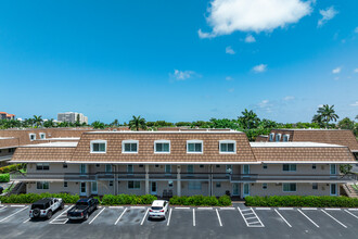 Seabreeze South in Marco Island, FL - Foto de edificio - Building Photo