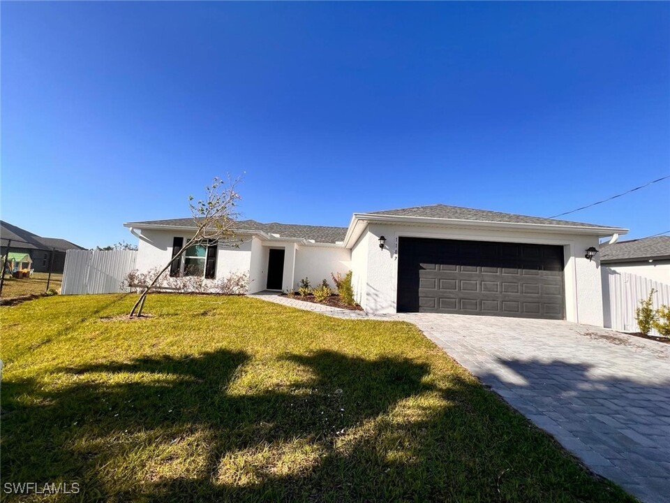 1107 NE 44th Ln in Cape Coral, FL - Building Photo
