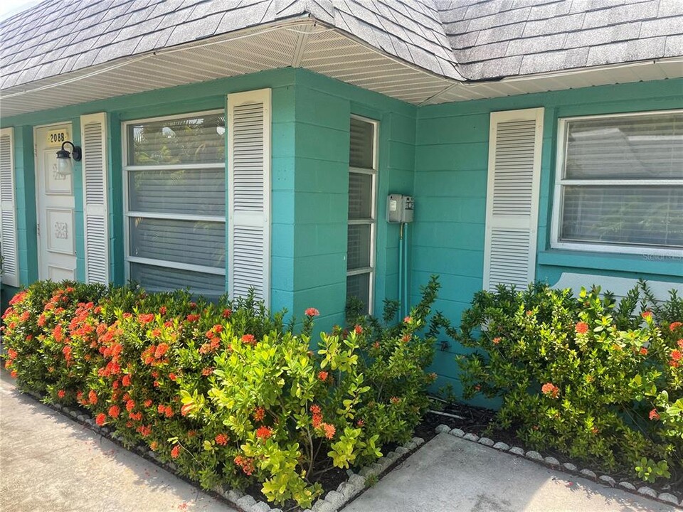 208 Magnolia Ave in Anna Maria, FL - Foto de edificio