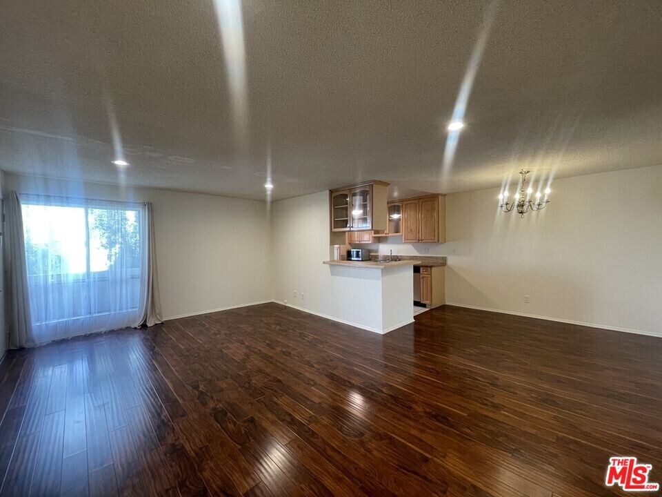 5330 Zelzah Ave in Los Angeles, CA - Building Photo