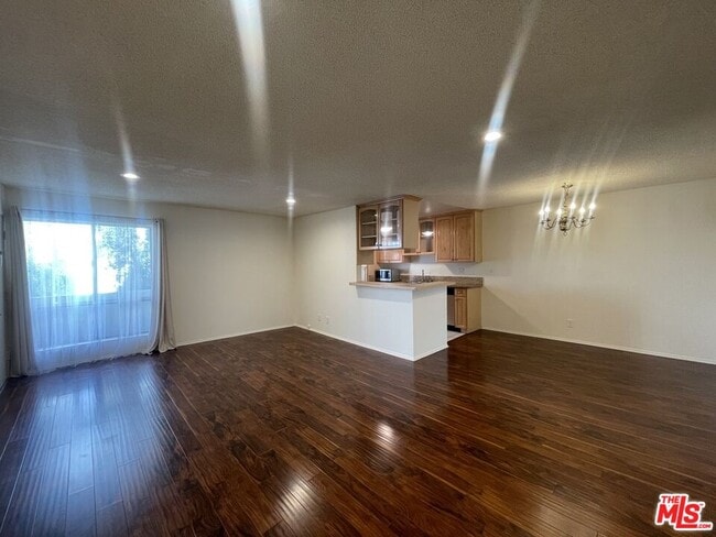 property at 5330 Zelzah Ave