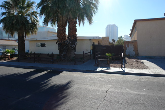 229 W Chicago Ave in Las Vegas, NV - Building Photo - Building Photo