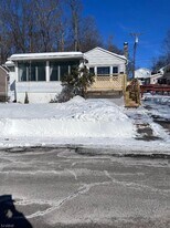 126 Metro Trail in Hopatcong, NJ - Building Photo